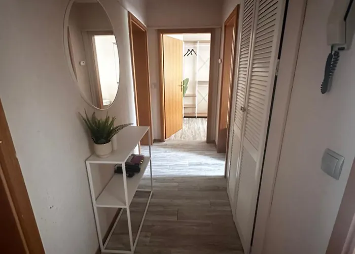 Lägenhet 3-zimmer Ferienunterkunft Inkl Parkplatz Und Balkon, Mit Naehe Zum